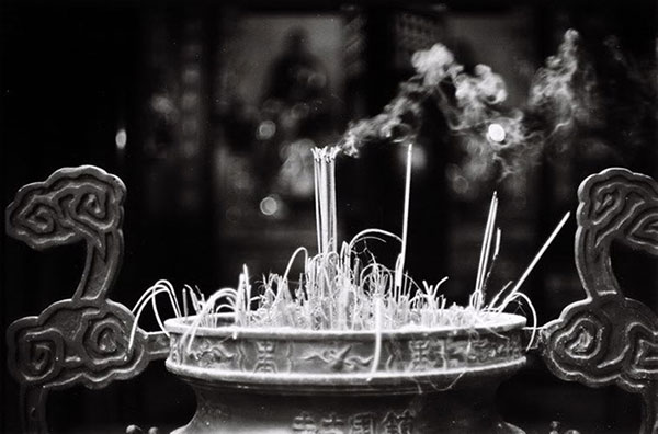 Cách thắp nhang ban thờ ngày Tết Hướng dẫn cách thắp hương ngày Tết