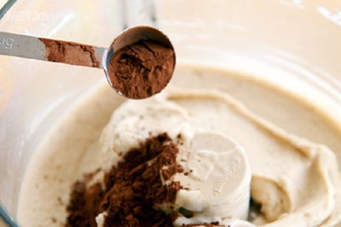 Thêm 2 thìa bột cacao vào tiếp theo Thêm 2 thìa bột cacao vào tiếp theo