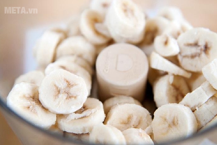 Cắt chuối thành từng khoanh nhỏ, bỏ vào ngăn đá đông lạnh Cắt chuối thành từng khoanh nhỏ, bỏ vào ngăn đá đông lạnh