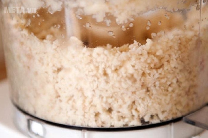 Cho chuối đã đông lạnh vào máy xay xay nhuyễn Cho chuối đã đông lạnh vào máy xay xay nhuyễn