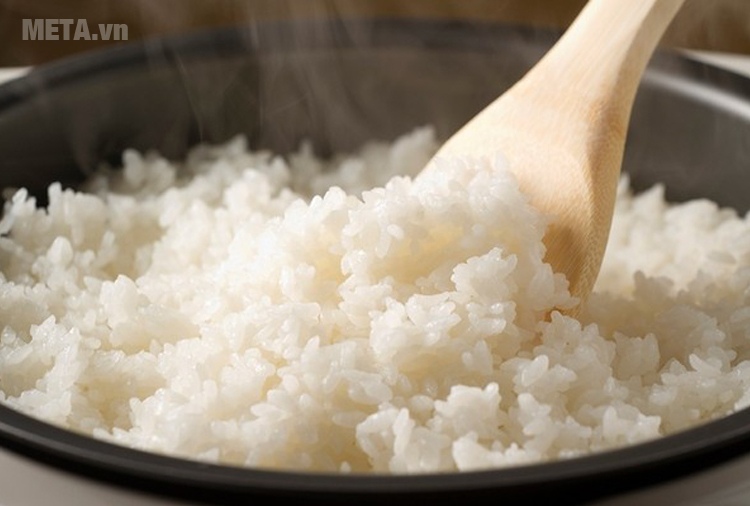 Hâm cơm bằng nồi cơm điện là cách đơn giản nhất