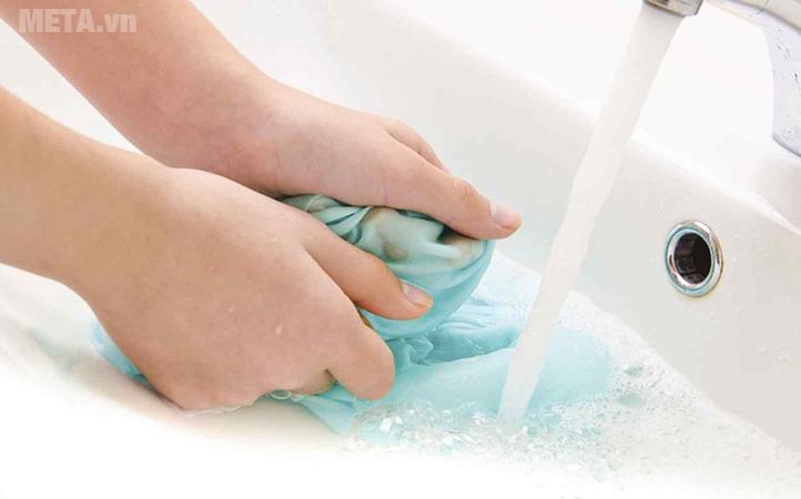 Ngâm vết máu vào nước lạnh càng sớm càng tốt