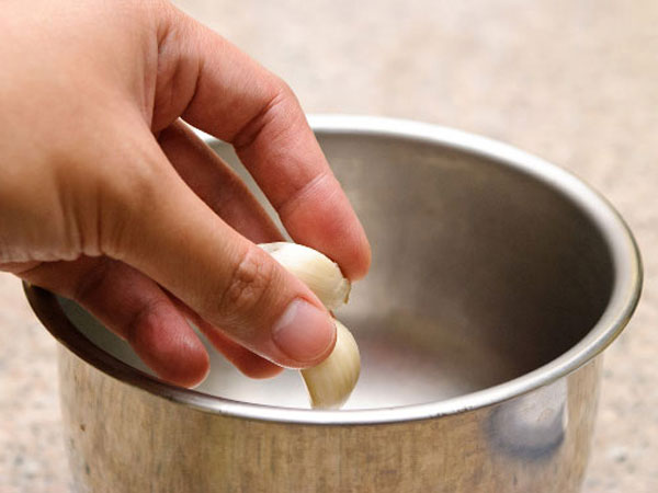 Dùng chảo nóng bóc tỏi Cách bóc tỏi siêu nhanh