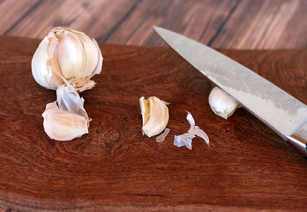 Mẹo bóc tỏi nhanh Cách bóc tỏi siêu nhanh