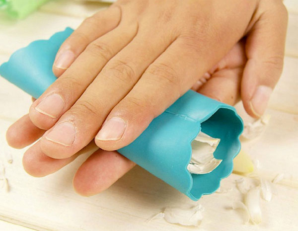 Bóc tỏi bằng một miếng cao su Cách bóc tỏi siêu nhanh
