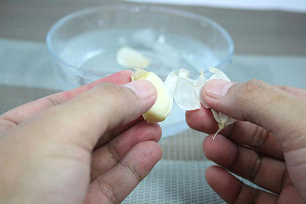 Bí quyết bóc tỏi nhanh Cách bóc tỏi siêu nhanh