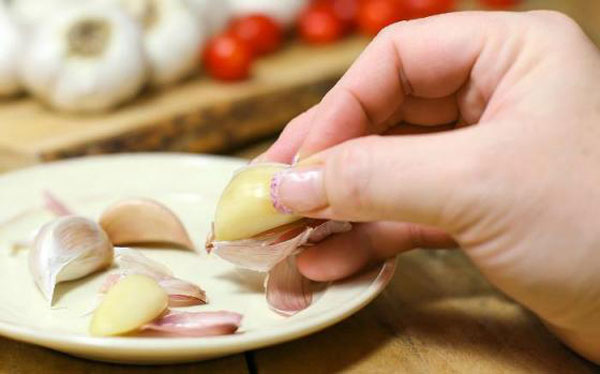 DÙng lò vi sóng để bóc tỏi Cách bóc tỏi siêu nhanh
