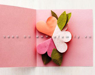 Đặt cụm hoa vừa ghép được vào một miếng lót thiệp Cách làm thiệp hoa 3D sinh động tặng mẹ ngày 20/10