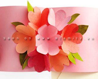 Nhẹ nhàng nhấc 1 cánh hoa lên cho khối hoa nở bung ra Cách làm thiệp hoa 3D sinh động tặng mẹ ngày 20/10