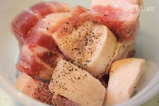 Ướp thịt kho tàu với gia vị