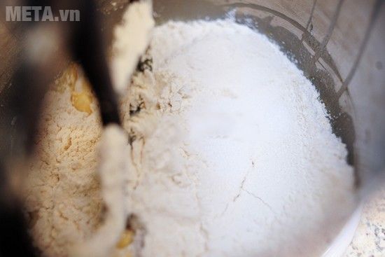 Hình 1: đổ tất cả nguyên liệu vào bát tô Hình 1: đổ tất cả nguyên liệu vào bát tô