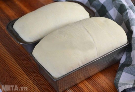 Sau khi cho vào khuôn bột đã nở to lên Sau khi cho vào khuôn bột đã nở to lên