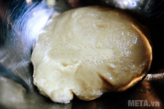 Hình 3: Quét dầu đều lên bột bánh Hình 3: Quét dầu đều lên bột bánh