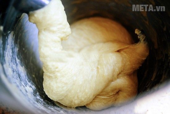 Hình 2: Nhào trộn bột cho thật đều Hình 2: Nhào trộn bột cho thật đều