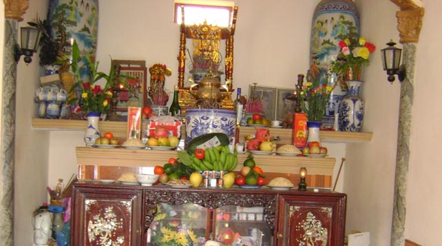 Ý nghĩa sâu sắc của tín ngưỡng thờ cúng tổ tiên của người Việt Tín ngưỡng thờ cúng tổ tiên là quan niệm về sự tồn tại của những linh hồn và mối liên hệ giữa người đã khuất và người sống bằng đấng vô hình hiện hữu trong cuộc sống dõi theo con cháu và đem lại phước lộc, tài thọ cho họ. Trải qua sự luân chuyển và biến cố của lịch sử, nhiều tín ngưỡng dân gian đã gặp phải thời kì khó khăn khi bị quy kết là “mê tín dị đoan” thế nhưng tín ngưỡng thờ cúng tổ tiên vẫn tồn tại trong tiềm thức của mỗi người dân Việt. Tín ngưỡng thờ cúng tổ tiên mang một ý nghĩa hết sức quan trọng đối với dân tộc Việt Nam. Thông qua phong tục này, nó không chỉ thể hiện ý thức luôn hướng về nguồn cội, bày tỏ lòng hiếu thảo mà còn mang giá trị về mặt tâm linh. Tín ngưỡng thờ cúng tổ tiên mang ý nghĩa bày tỏ sự biết ơn luôn hướng về cội nguồn của mỗi người, với cội nguồn dân tộc. Theo quan niệm truyền thống, tổ tiên trước hết là những người cùng chung huyết mạch như ông bà, cha mẹ… là những đã sinh thành ra ta. Không chỉ vậy, tổ tiên còn là những bậc anh hùng có công bảo vệ làng xóm, đất nước, đánh đuổi giặc ngoại xâm. Có thể kể đến như Trần Hưng Đạo được tôn thờ là là người cha của dân tộc, được thực hiện tín ngưỡng thờ cúng giỗ vào tháng 8 âm lịch hàng năm. Trong tiềm thức của người Việt Nam tổ tiên còn là Mẹ Âu Cơ, là những vị Vua Hùng những người đã kiến tạo nên nước non và nguồn cội sinh ra các dân tộc Việt Nam. Dân gian ta có câu: ”Dù ai đi ngược về xuôi Nhớ ngày giỗ tổ mùng 10 tháng 3.” Câu ca dao trên đã hàm chứa phần nào về tinh thần luôn hướng về nguồn cội, luôn tôn thờ và tưởng nhớ về tổ tiên. Cứ vào những ngày này hàng năm, mỗi “con rồng, cháu tiên” đều khắc ghi và thành kính tưởng nhớ tới công lao của những vị vua hùng đã có công dựng nước và giữ nước. Có thể nói, tín ngưỡng thờ cúng tổ tiên nhắc nhớ mỗi chúng ta, dù ở đâu, xa quê hương nhưng luôn tôn thờ và khắc ghi nguồn cội của mình. Thông qua đó giáo dục mỗi người luôn phải có trách nhiệm với quên hương đất nước, bảo tồn và phát huy những giá trị tốt đẹp mà tổ tiên ta đã dày công vun đắp. Phong tục này như sợi dây liên kết giữa những người sống và những người đã khuất, những người trên trần thế và những người ở thế giới tâm linh. Điều này bày tỏ về quan niệm nhân sinh của dân tộc Việt “sự tử như sự sinh, sự vong như sự tồn”. Theo quan niệm của người Việt, chết chưa phải là kết thúc, tổ tiên luôn bên cạnh dõi theo và phù hộ cho chúng ta trong cuộc sống. Nhờ vào hình thức tín ngưỡng này, người Việt bày tỏ sự biết ơn và lòng thành kính, tấm lòng hiếu thảo với ông bà tổ tiên với những người đã sinh thành dưỡng dục chúng ta. Chúng ta luôn tin rằng, sau khi mất, tổ tiên không bao giờ biến mất mà vẫn luôn sát cánh cùng con cháu và chúng ta nên làm tròn bổ phận đạo hiếu của một người con. Những giá trị này luôn được dân tộc ta đúc kết và truyền dạy cho những thế hệ sau qua những câu ca dao hết sức ý nghĩa “Ăn quả nhớ kẻ trồng cây” hay “Cây có gốc mới nở cành xanh ngọn – Nước có nguồn mới bể rộng sông sâu”. Trong mỗi gia đình Việt, tín ngưỡng thờ cúng tổ tiên truyền tải đạo lý sâu sắc “Uống nước nhớ nguồn” đã trở thành nét đẹp trong văn hóa của người Việt. Thông qua đó, mỗi con người hiểu được giá trị của “đạo hiếu” trong cuộc sống trong mối quan hệ với những người trong gia đình. Công cha nặng tựa mây núi, nghĩa mẹ rộng tựa biển trời bao la, do đó chúng ta luôn phải hiếu thảo và biết ơn với cha mẹ khi còn sống và luôn khắc cốt và bày tỏ sự thành kính và xót thương khi cha mẹ về thế giới vĩnh hằng. Gía trị quý báu nhất tiềm ẩn trong tín ngưỡng thờ cúng tổ tiên của người Việt đó là lời răn dạy về lòng hiếu thảo. Như vậy, tín ngưỡng thờ cúng tổ tiên không chỉ là nét đẹp truyền thống của văn hóa dân tộc mà nó còn là bài học đạo đức vô giá trong tiềm thức của mỗi người. Nó răn dạy con người về đức hiếu thảo, hiếu sinh và hướng về cội nguồn…