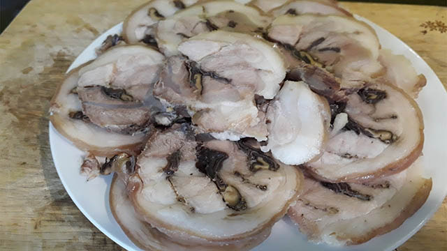 Cách luộc chân giò ngon