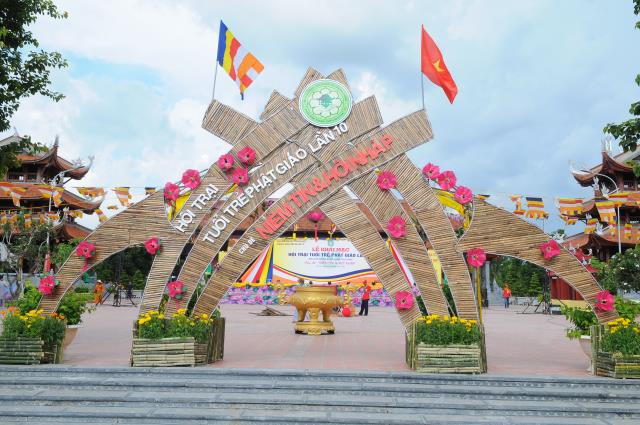 Mẫu cổng trại hoành tráng