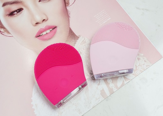 Máy rửa mặt giúp cô giáo chăm sóc da hiệu quả hơn.