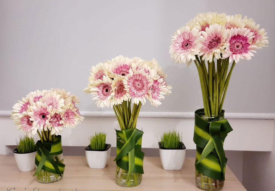 Cách cắm hoa tròn lọ thủy tinh