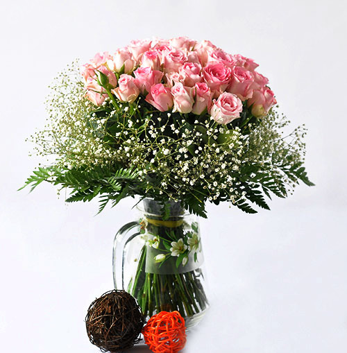 Cách cắm hoa hồng tỉ muội để bàn