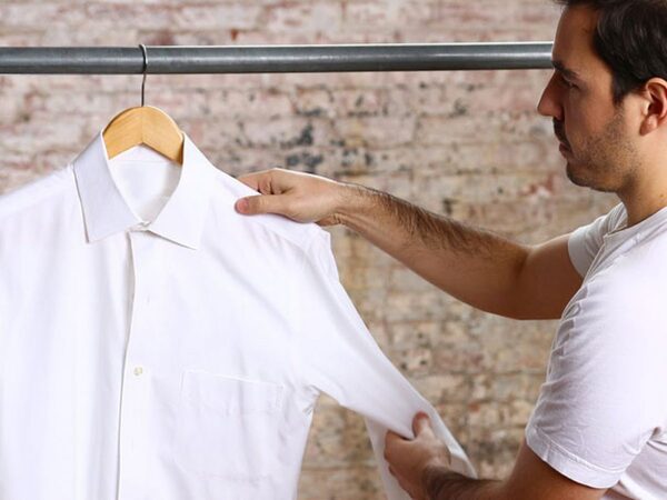 Treo quần áo lên móc hoặc đặt trên mặt phẳng