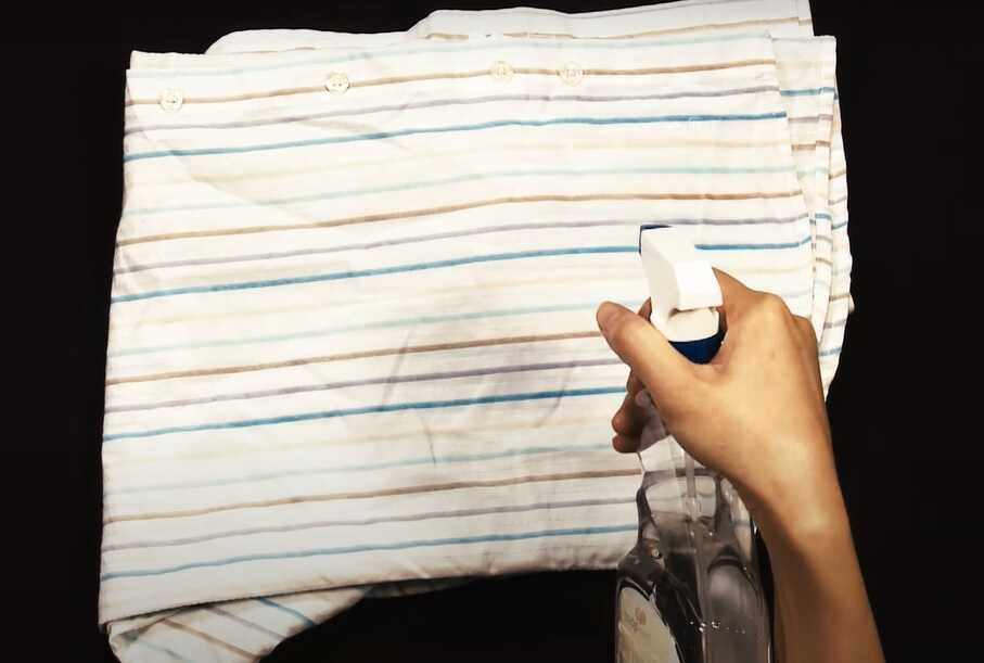 Dùng bình xịt phun nhẹ lên quần áo để làm ẩm.