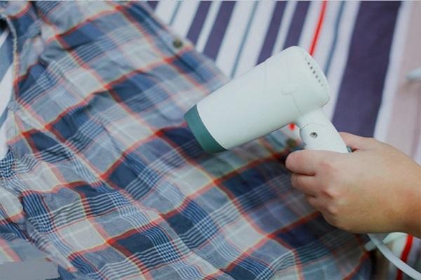 Ủi đồ bằng máy sấy tóc