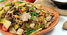 2 Cách làm lòng xào dưa chua giòn ngon, không bị dai