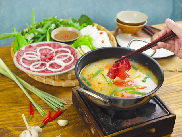 Bò nhúng mẻ rau muống