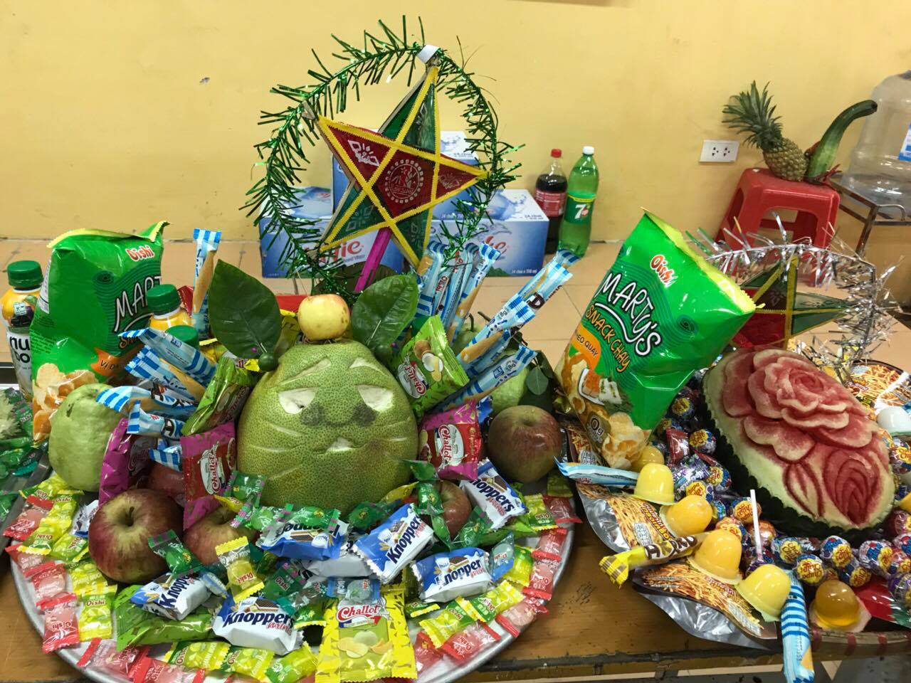 Mâm cỗ Trung Thu bằng bánh kẹo