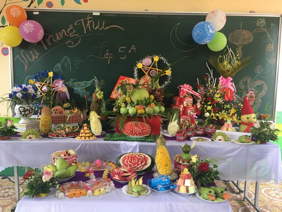 Mâm cỗ Trung Thu bằng bánh kẹo