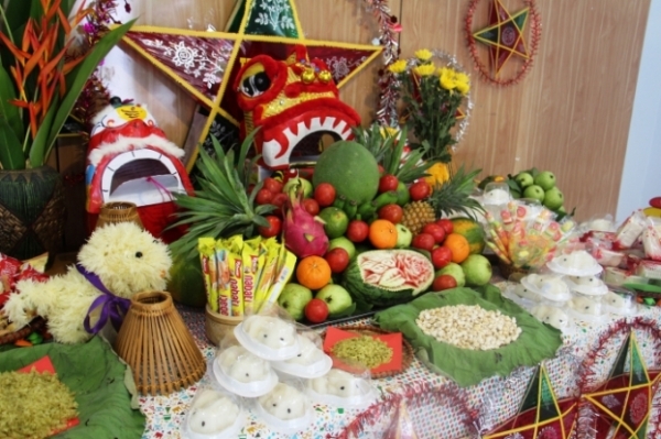 Mâm cỗ Trung Thu bằng bánh kẹo