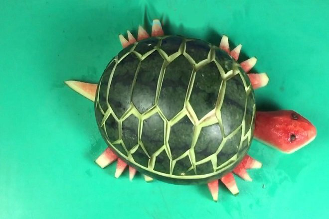 Tạo hình con vật bằng hoa quả với dưa hấu