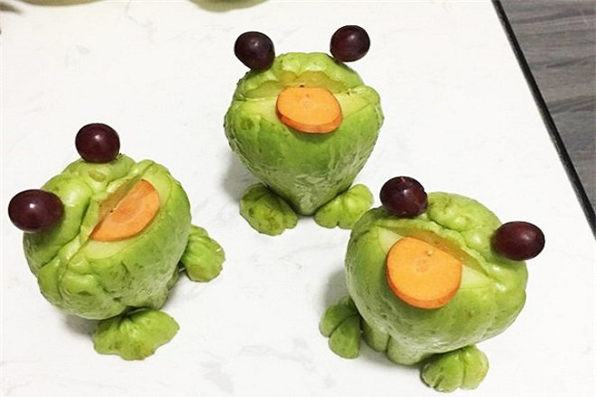 Tạo hình con ếch bằng quả su su