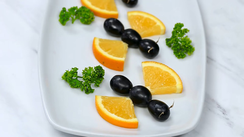 Cách tạo hình con bướm bằng quả cam và nho