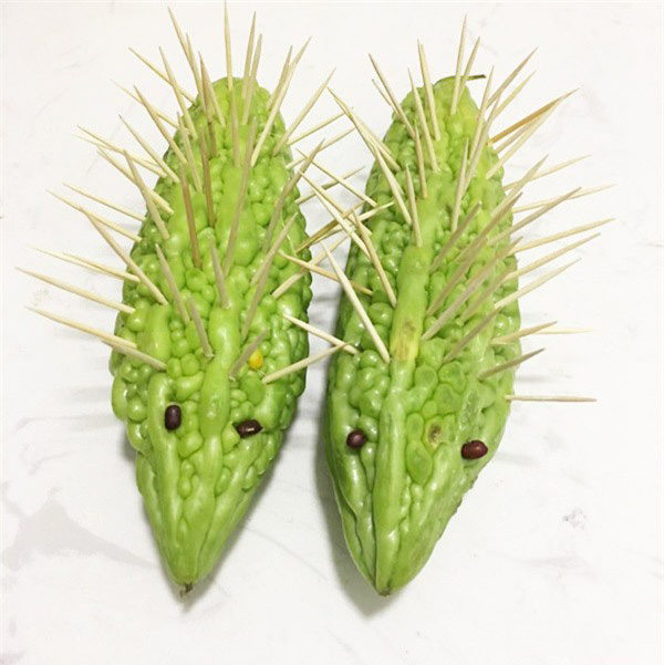 Cách làm con nhím bằng hoa quả với mướp đắng