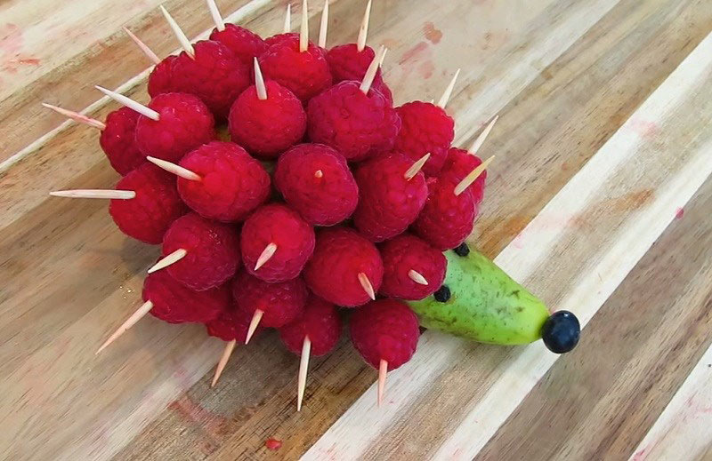 Cách làm nhím bằng hoa quả với quả lê và mâm xôi