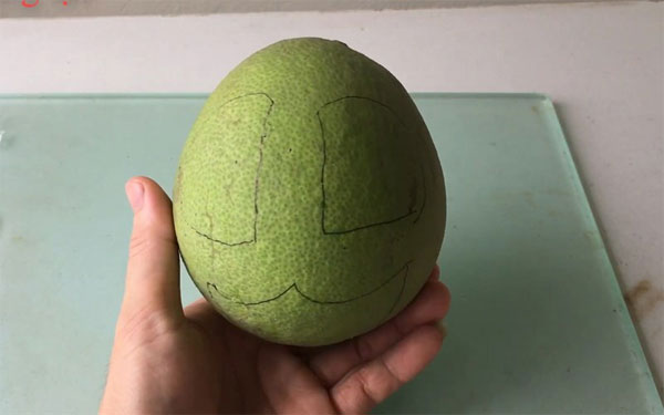 Cách làm thỏ bằng quả bưởi