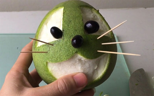 Cách làm thỏ bằng quả bưởi