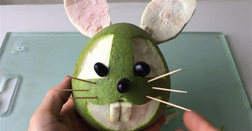 Cách làm con thỏ bằng quả bưởi cute cực đơn giản