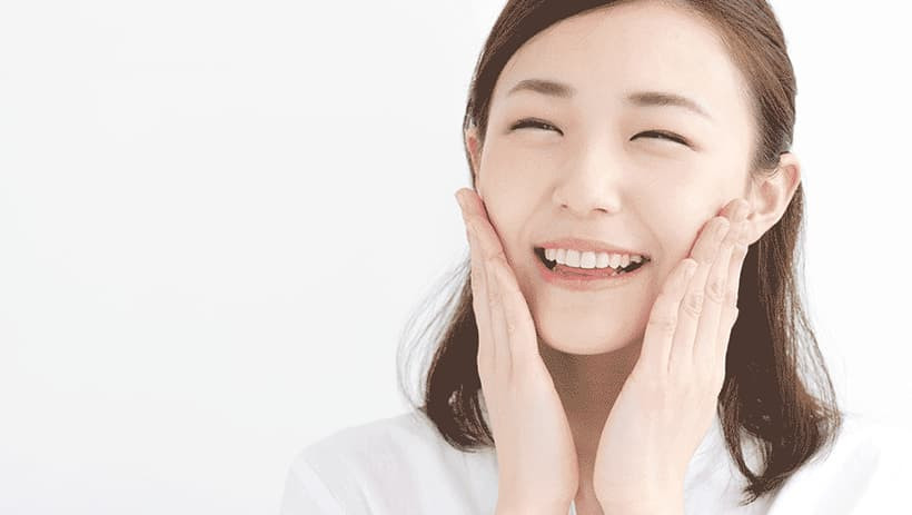 Thường xuyên dưỡng ẩm cho da sẽ giúp da mặt mộc luôn căng bóng, mịn màng