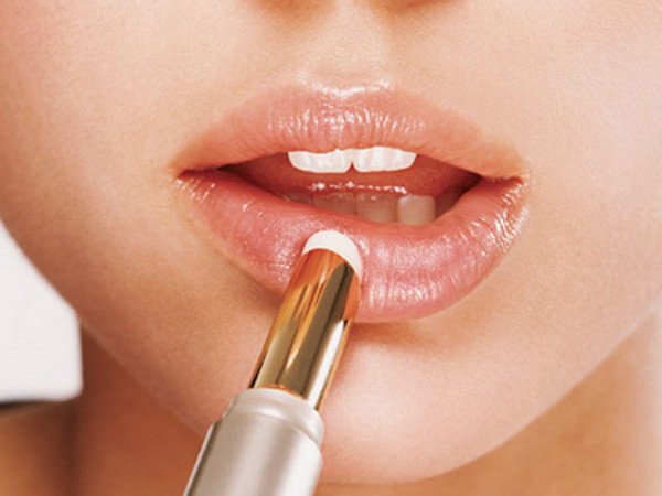 Đôi môi căng mọng sẽ giúp mặt mộc của bạn ấn tượng hơn