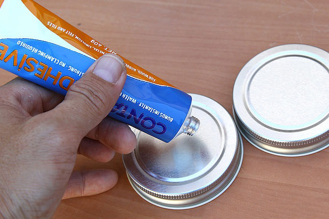 Bôi keo đều vào mặt sau của 2 nắp lọ