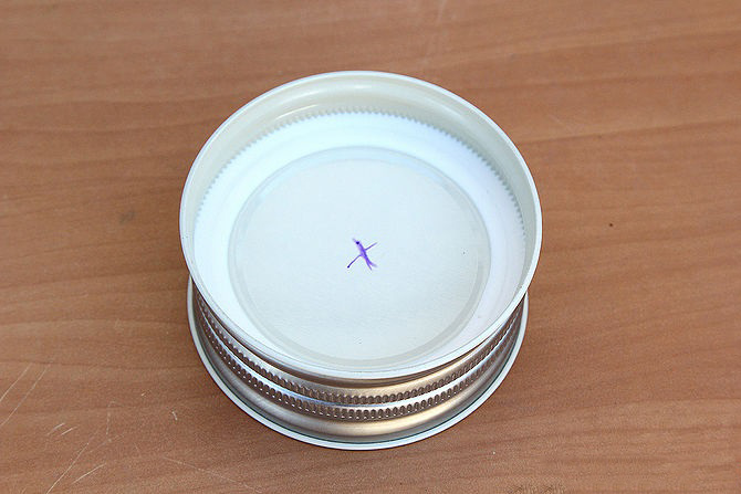 Dùng bút đánh dấu vào phần giữa nắp lọ