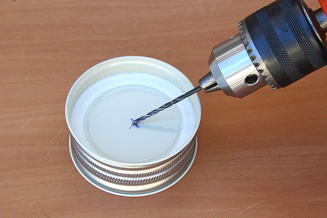 Dùng khoan khoan vào chính giữa phần đánh dấu 1 lỗ nhỏ