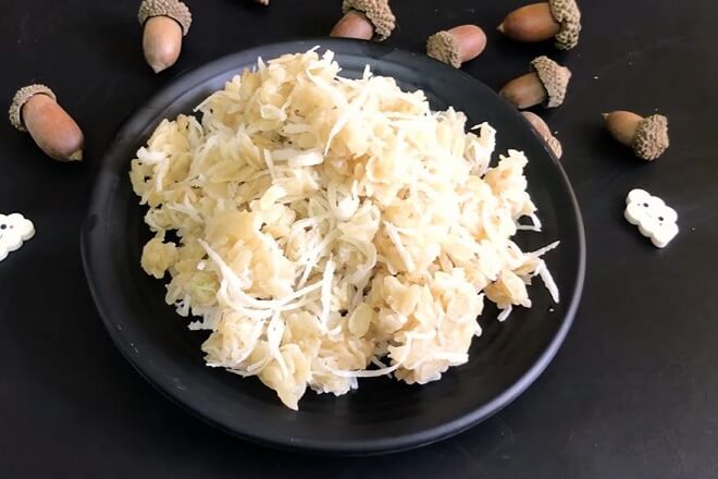 Cách trộn cốm dẹp với nước dừa tươi