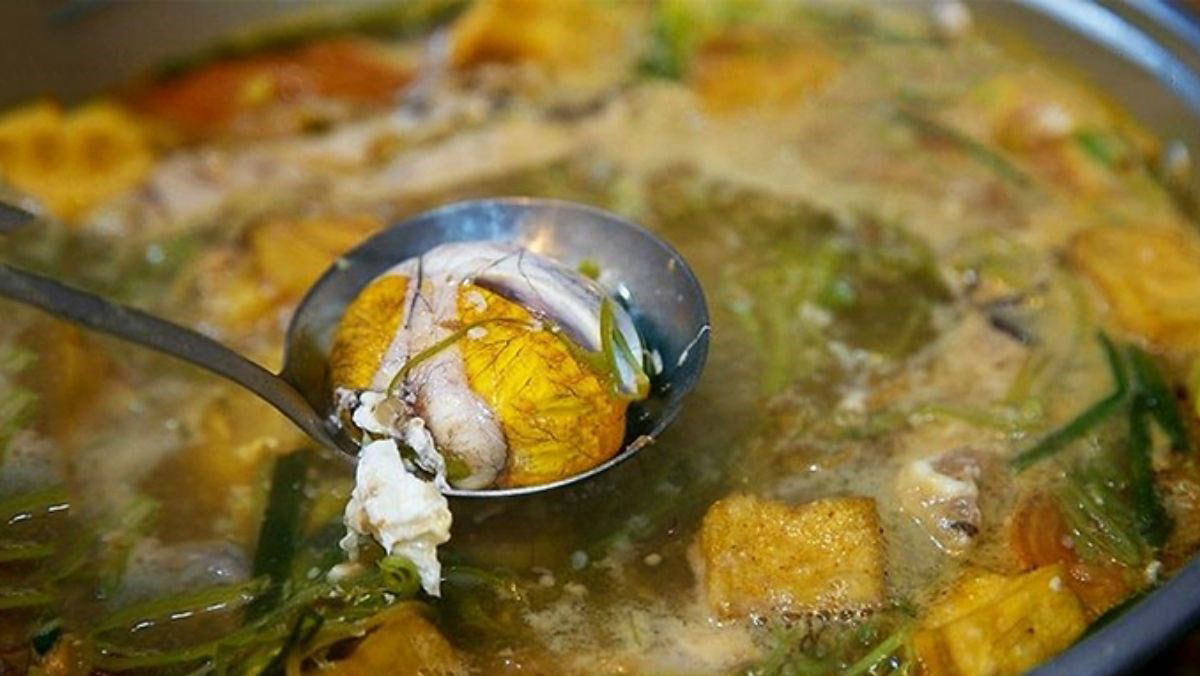 Cách nấu lẩu trứng vịt lộn chua cay