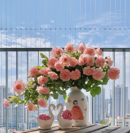 Cách cắm hoa hồng lọ cao