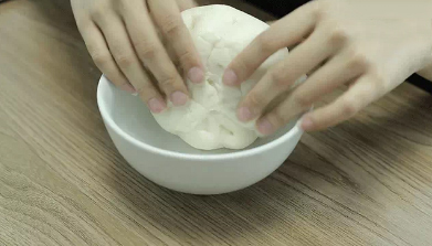 Cho bánh bao vào một chiếc bát tô to