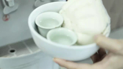 Cho 2 chén nước vào bát tô đựng bánh bao để giữ độ ẩm và giúp bánh không bị khô